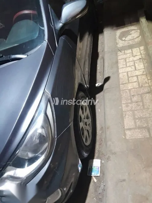 هيونداي اكسنت 2012 فضي مستعملة للبيع - 6