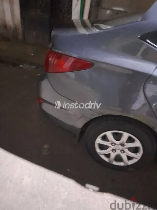 هيونداي اكسنت 2012 فضي مستعملة للبيع - 8