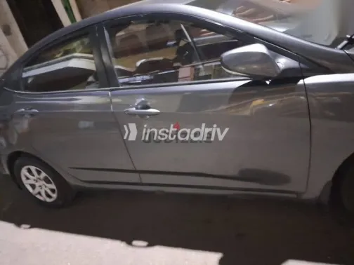 هيونداي اكسنت 2012 فضي مستعملة للبيع - 9