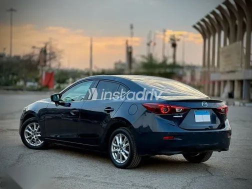 مازدا 3 2017 أزرق غامق مستعملة للبيع - 5