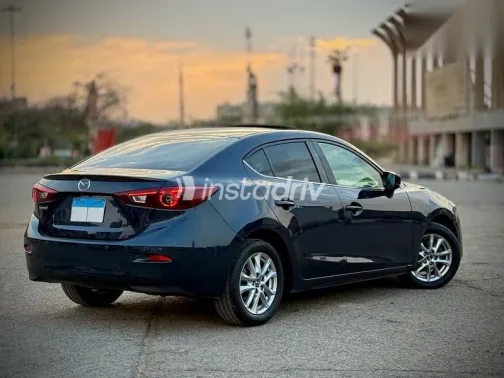 مازدا 3 2017 أزرق غامق مستعملة للبيع - 7