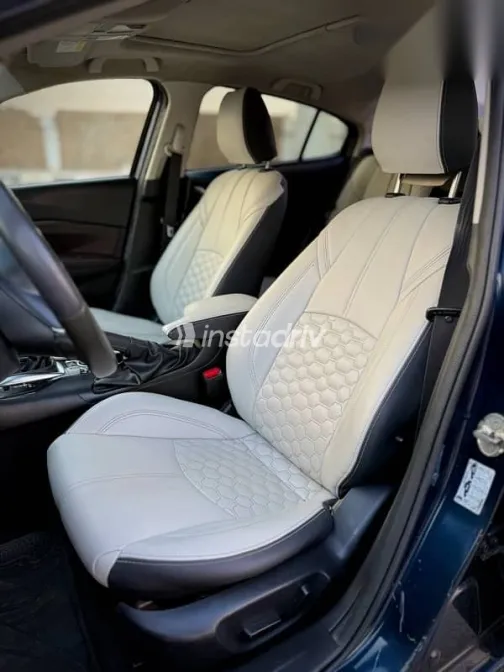 مازدا 3 2017 أزرق غامق مستعملة للبيع - 8