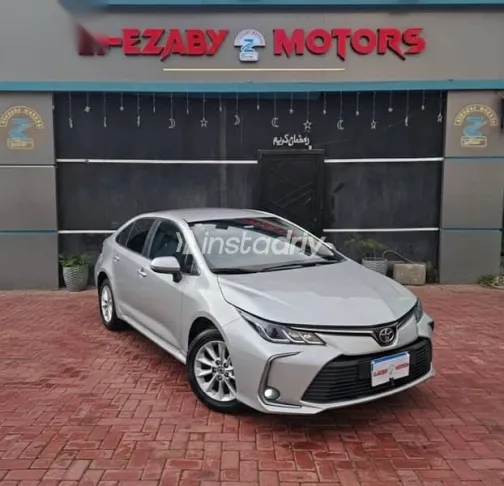 تويوتا كورولا 2021 فضي مستعملة للبيع - 1