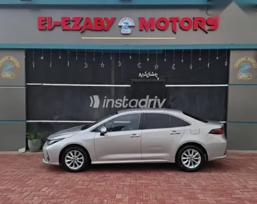 تويوتا كورولا 2021 فضي مستعملة للبيع - 2