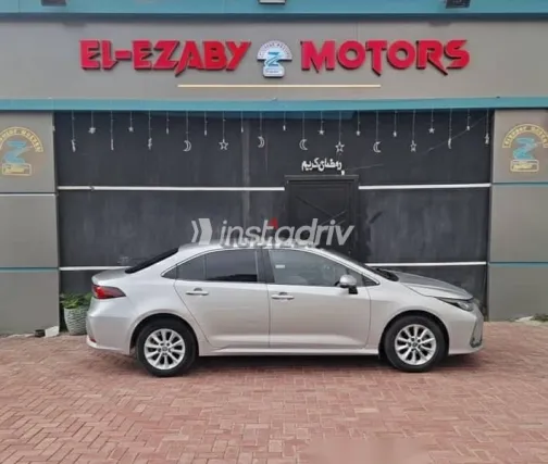 تويوتا كورولا 2021 فضي مستعملة للبيع - 3