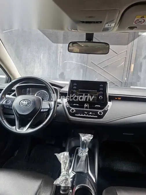 تويوتا كورولا 2021 فضي مستعملة للبيع - 5