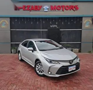 تويوتا كورولا 2021 فضي مستعملة للبيع