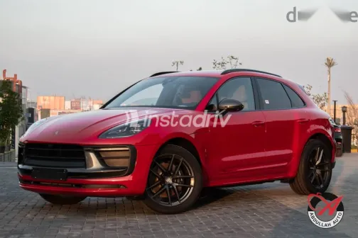 بورش ماكان 2023 أحمر مستعملة للبيع - 1