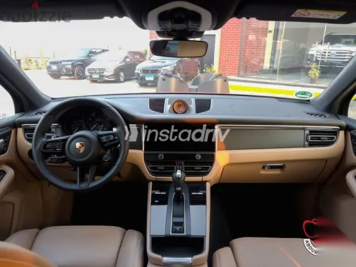 بورش ماكان 2023 أحمر مستعملة للبيع - 4