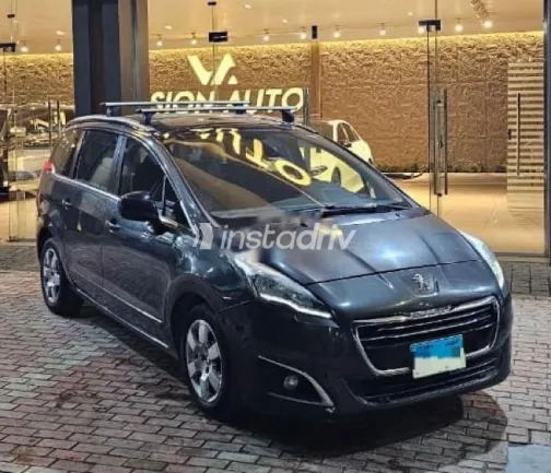 بيجو 5008 2017 رمادي مستعملة للبيع - 2