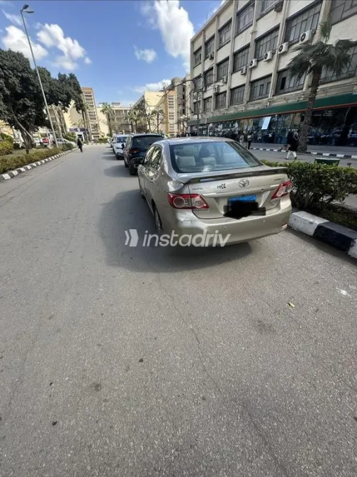 تويوتا كورولا 2011 ذهبي مستعملة للبيع - 1