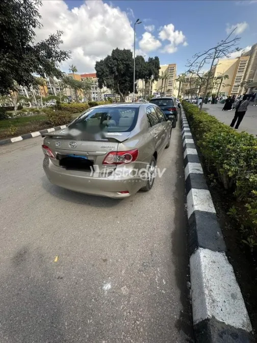 تويوتا كورولا 2011 ذهبي مستعملة للبيع - 3