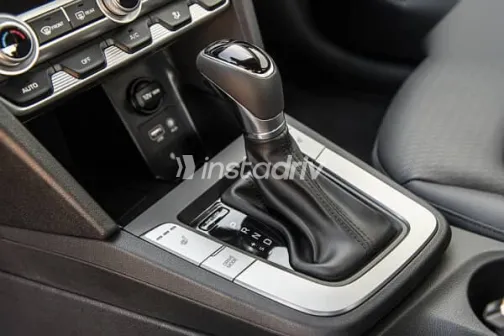 هيونداي إلنترا 2026 فضي جديدة للبيع - 5