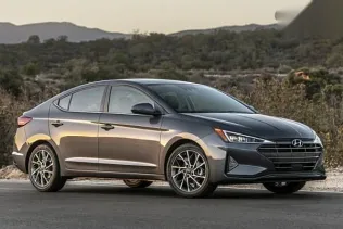 هيونداي إلنترا 2026 فضي جديدة للبيع