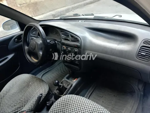 دايو لانوس 2001 أبيض مستعملة للبيع - 1