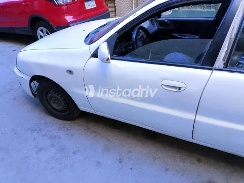 دايو لانوس 2001 أبيض مستعملة للبيع - 4