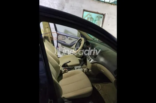 هيونداي إلنترا 2010 أزرق غامق مستعملة للبيع - 2