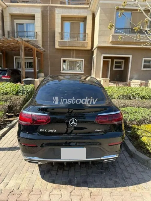 مرسيدس GLC 300 2021 أسود مستعملة للبيع - 2