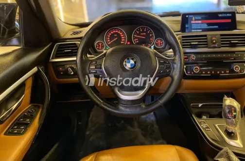 بي ام دبليو 318 2019 أزرق غامق مستعملة للبيع - 2