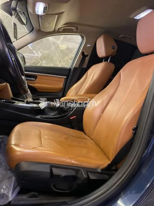 بي ام دبليو 318 2019 أزرق غامق مستعملة للبيع - 4