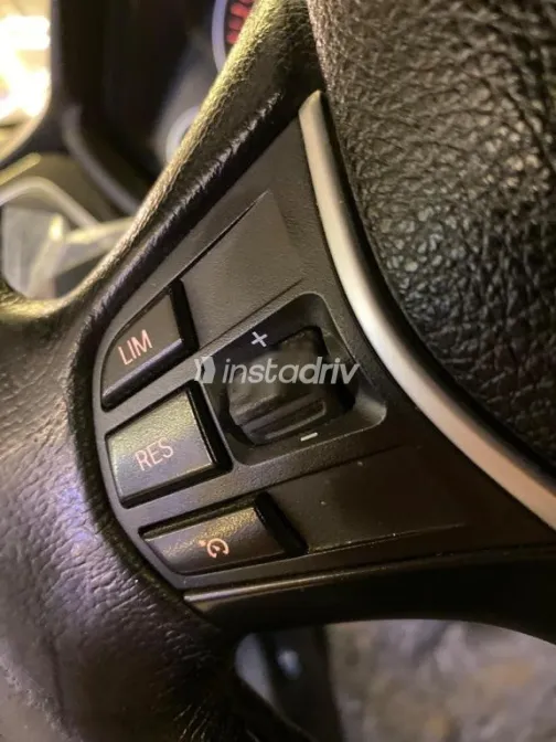 بي ام دبليو 318 2019 أزرق غامق مستعملة للبيع - 5