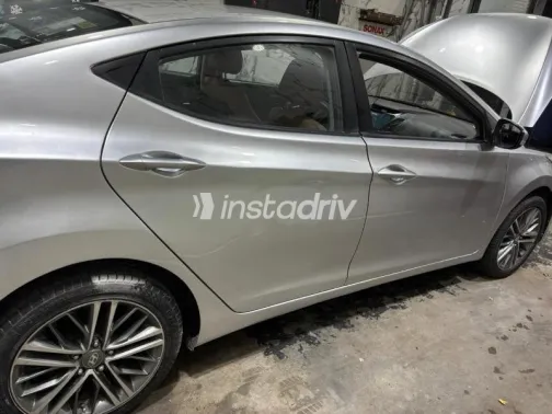 هيونداي إلنترا ام دى 2015 فضي مستعملة للبيع - 3