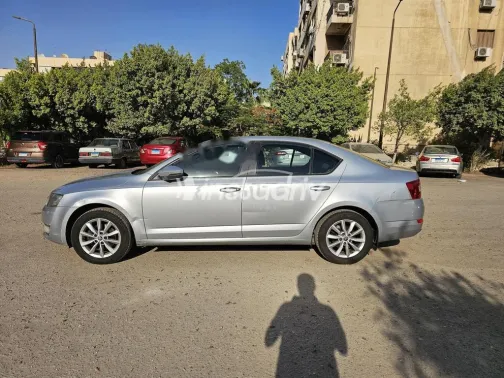 سكودا اوكتافيا A7 2015 فضي مستعملة للبيع - 3