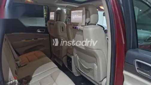 جيب شيروكي 2017 أحمر مستعملة للبيع - 7