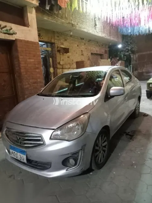 ميتسوبيشي اتراج 2015 فضي مستعملة للبيع - 4