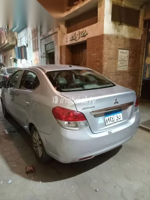 ميتسوبيشي اتراج 2015 فضي مستعملة للبيع - 5