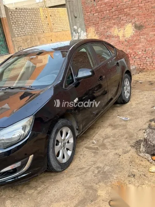 اوبل أسترا 2015 أسود مستعملة للبيع - 3