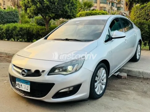 اوبل أسترا 2017 فضي مستعملة للبيع - 1