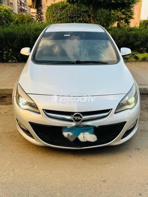 اوبل أسترا 2017 فضي مستعملة للبيع - 2