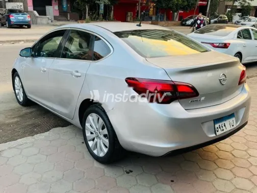 اوبل أسترا 2017 فضي مستعملة للبيع - 4