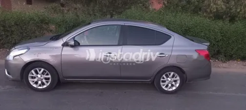 نيسان صنى 2022 أبيض مستعملة للبيع - 1