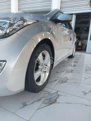 هيونداي افانتي 2012 فضي مستعملة للبيع