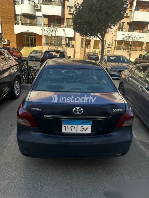 تويوتا ياريس 2008 أزرق غامق مستعملة للبيع - 2