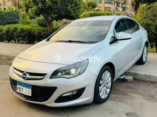 اوبل أسترا 2017 فضي مستعملة للبيع - 1