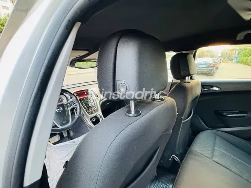 اوبل أسترا 2017 فضي مستعملة للبيع - 9