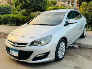 اوبل أسترا 2017 فضي مستعملة للبيع