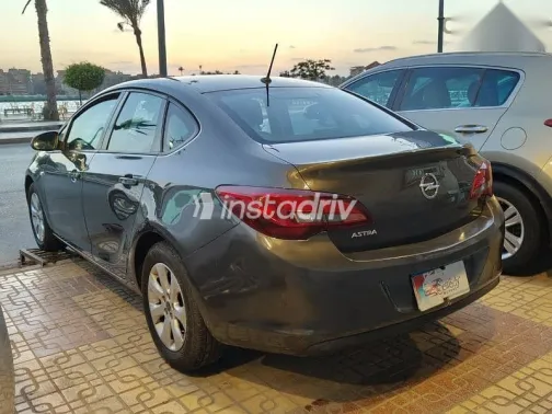اوبل أسترا 2015 أسود مستعملة للبيع - 2