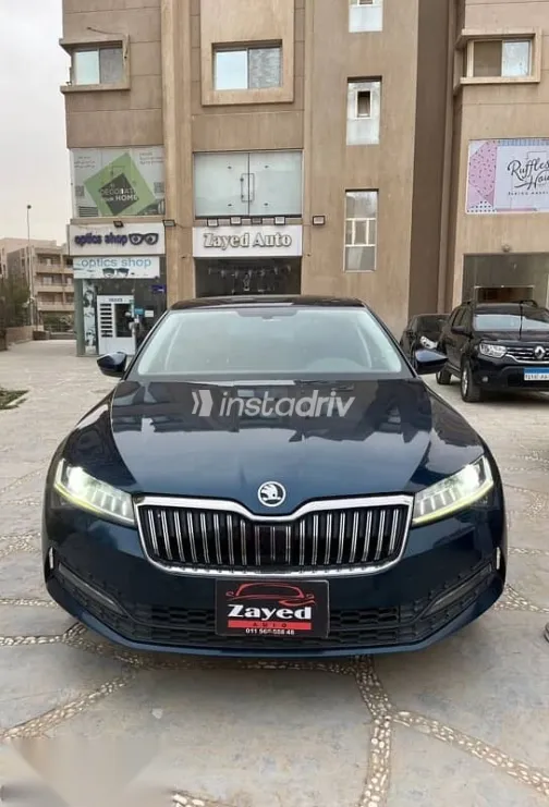 سكودا سوبيرب 2022 أزرق غامق مستعملة للبيع - 1