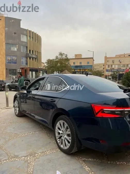 سكودا سوبيرب 2022 أزرق غامق مستعملة للبيع - 3