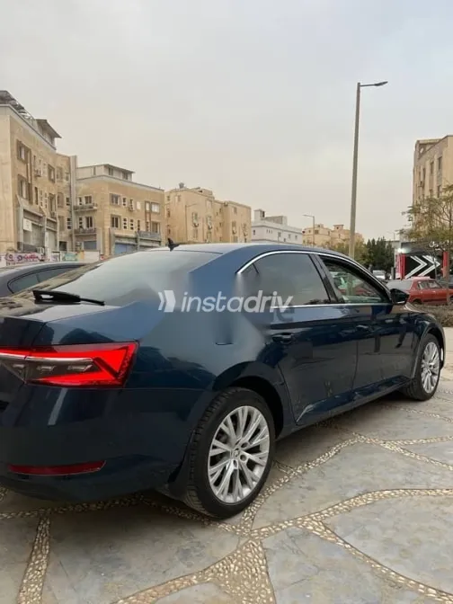 سكودا سوبيرب 2022 أزرق غامق مستعملة للبيع - 5