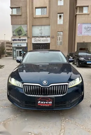 سكودا سوبيرب 2022 أزرق غامق مستعملة للبيع