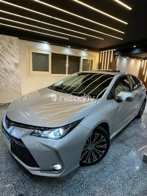 تويوتا كورولا 2020 أبيض مستعملة للبيع - 1