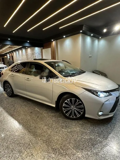 تويوتا كورولا 2020 أبيض مستعملة للبيع - 2