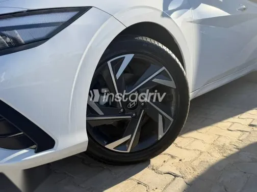 هيونداي إلنترا 2025 رمادي جديدة للبيع - 5