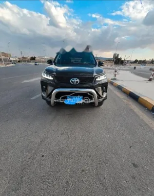 تويوتا فورتشنر 2025 أبيض مستعملة للبيع