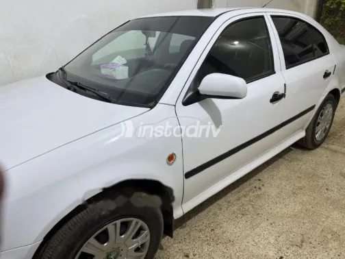 سكودا اوكتافيا A4 2000 أبيض مستعملة للبيع - 1